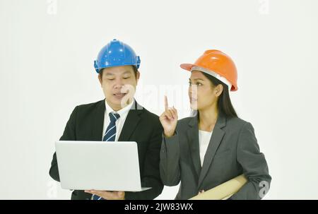 Architekt Mann und Frau tragen bunte Helm diccusing für die Arbeit in weiß Hintergrund Stockfoto