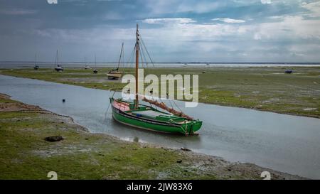 Das traditionelle Fischerboot Endeavour (L041) an der Ostküste liegt an Leigh-on-Sea, wo sie 1924 gebaut wurde. Endeavour, wiederhergestellt Stockfoto