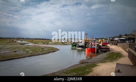 Herzmuscheln Fischerboote, die bei Ebbe in ihrem Heimathafen Leigh-on-Sea in Essex, Großbritannien, festgebunden sind. Stockfoto