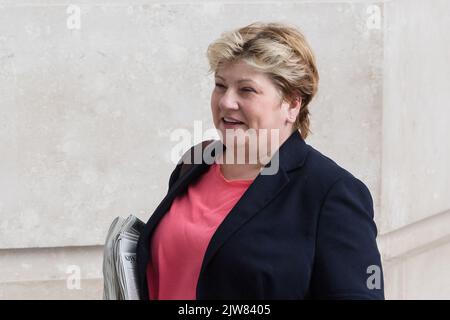 London, Großbritannien. 4.. September 2022. Emily Thornberry, die Generalanwältin der Schattenberichterstatter für England und Wales, kommt vor dem BBC Broadcasting House an, um am Sonntag mit Laura Kuensberg an der Show teilzunehmen. Der Gewinner des Führungswettbewerbs der Konservativen Partei, der Boris Johnson ersetzen und Großbritanniens nächster Premierminister werden soll, wird am Montag, dem 5. September, bekannt gegeben. Quelle: Wiktor Szymanowicz/Alamy Live News Stockfoto