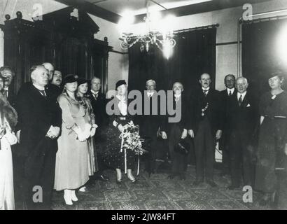 Bild der Eröffnung des Labors für physiologische Chemie der Medizinischen Fakultät der Universität Utrecht (Vondellaan 24a) in Utrecht im Büro von Prof. dr. WIR. Ringer; anwesend waren unter anderem Dr. H.Th S'Jacob (Beauftragter der Königin und Vorsitzender des Kuratorenkollegs), Dr. G.A.W. Ter Pelkwijk (Burgemeester van Utrecht), mr. B.J.L. Baron de Geer van Jutphaas (Sekretär des Kuratorenkollegs), prof. Dr. C. W. Vollgraff (Rektor der Universität) und prof. Dr. J.M. Baart de la Faille (Sekretär des Senats). Stockfoto