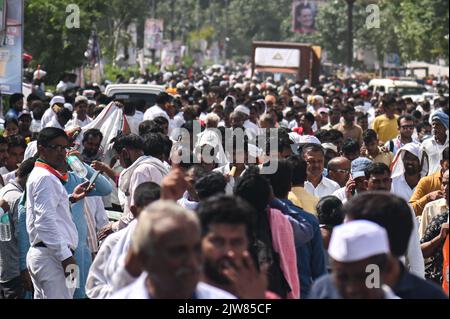 4. September 2022, Neu-Delhi, Delhi, Indien: Kongressbefürworter verlassen das Land, nachdem in Neu-Delhi eine Kundgebung gegen die steigende Inflation und die Arbeitslosigkeit abgehalten wurde. Tausende Anhänger der Kongresspartei versammelten sich vor Ort, um an der Kundgebung aus verschiedenen Teilen des Landes teilzunehmen. (Bild: © Kabir Jhangiani/ZUMA Press Wire) Stockfoto