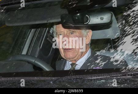 Der Prinz von Wales, der als Herzog von Rothesay in Schottland bekannt ist, verlässt Crathie Kirk in der Nähe von Balmoral, nachdem er an einem Sonntagsgottesdienst teilgenommen hat. Bilddatum: Sonntag, 4. September 2022. Stockfoto