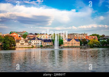 Blick auf den Breiavatnet-See in Stavanger, Norwegen, an einem Sommernachmittag. Stockfoto