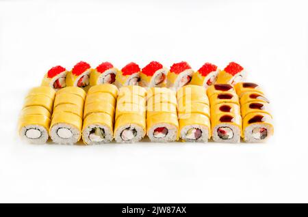 Große Sushi-Rollen in Cheddar-Käse mit Lachs, Garnelen, Kaviar, Frischkäse und würziger Sauce auf weißem Hintergrund Stockfoto