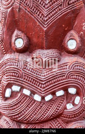 Holzschnitzereien der Maori-Götter im Wharenui (Maori Meeting House) im geothermischen Tal Te Puia Whakarewarewa bei Rotorua in der Region Bay of Plenty o Stockfoto