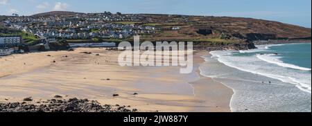 Breites Panoramabild des Strandes von St. Ives Porthmeor. Stockfoto