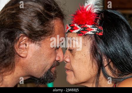 Ein paar Maoris grüßen sich an der Nase, während ein traditioneller Gruß namens ‘Hongl’ in Neuseelands einzigem lebenden Maori-Dorf gesetzt wird Stockfoto