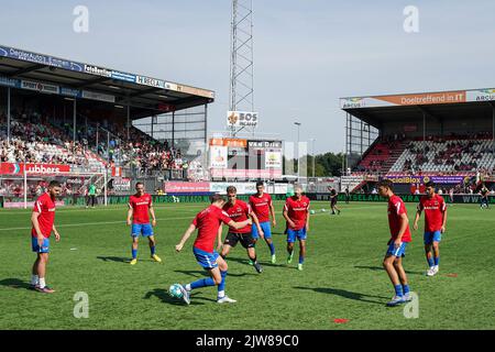 EMMEN - Spieler von AZ Alkmaar während des niederländischen Eredivisie-Spiels zwischen dem FC Emmen und AZ Alkmaar am 4. September 2022 in De Oude Meerdijk in Emmen, Niederlande. ANP ED DER POL Stockfoto