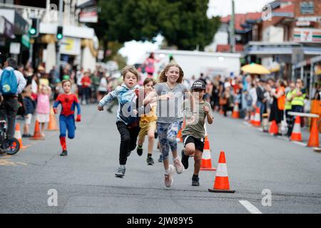 Kinder nehmen am 4. September 2022 während des Kurilpa Derby an einem Fußrennen im West End in Brisbane, Australien, Teil. Das Kurilpa Derby wird als Gemeinschaftsfeier im lebendigen und multikulturellen West End von Brisbane organisiert, mit Aktivitäten und einer Parade durch die Straßen, die immer den Transport von nicht-Kraftfahrzeugen wie Fahrrädern, Motorrollern, Karren und Skateboards begünstigt. Die Veranstaltung wurde nach der Absage im Jahr 2020 wieder in ihr ursprüngliches Format gebracht und 2021 aufgrund der COVID-19-Pandemie radikal umstrukturiert. (Foto von Joshua Prieto/Sipa USA) Stockfoto