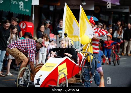 Kinder und Erwachsene nehmen während des Kurilpa Derby am 4. September 2022 mit ihren Fahrrädern, Motorrollern und Karren im West End in Brisbane, Australien, an Rennen Teil. Das Kurilpa Derby wird als Gemeinschaftsfeier im lebendigen und multikulturellen West End von Brisbane organisiert, mit Aktivitäten und einer Parade durch die Straßen, die immer den Transport von nicht-Kraftfahrzeugen wie Fahrrädern, Motorrollern, Karren und Skateboards begünstigt. Die Veranstaltung wurde nach der Absage im Jahr 2020 wieder in ihr ursprüngliches Format gebracht und 2021 aufgrund der COVID-19-Pandemie radikal umstrukturiert. (Foto von Joshua Prieto/Sipa USA) Stockfoto