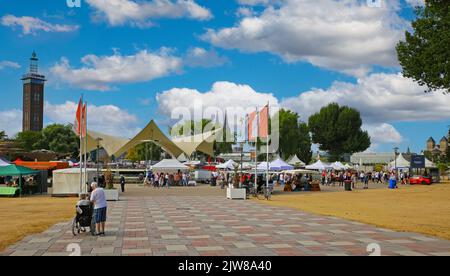 Köln (Fischmarkt, Tanzbrunnen) - Juli 29. 2022: Sonntäglicher Fischmarkt im rheinpark im Sommer Stockfoto