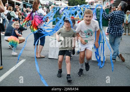 Kinder nehmen am 4. September 2022 während des Kurilpa Derby an einem Fußrennen im West End in Brisbane, Australien, Teil. Das Kurilpa Derby wird als Gemeinschaftsfeier im lebendigen und multikulturellen West End von Brisbane organisiert, mit Aktivitäten und einer Parade durch die Straßen, die immer den Transport von nicht-Kraftfahrzeugen wie Fahrrädern, Motorrollern, Karren und Skateboards begünstigt. Die Veranstaltung wurde nach der Absage im Jahr 2020 wieder in ihr ursprüngliches Format gebracht und 2021 aufgrund der COVID-19-Pandemie radikal umstrukturiert. (Foto von Joshua Prieto/Sipa USA) Stockfoto