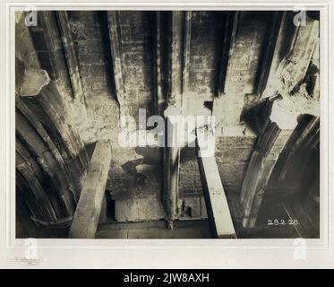 Bild von einigen, teilweise abgerissenen, Bögen auf der nördlichen Tageseite der ehemaligen Bischofsloge, so dass die ursprüngliche blinde Bucht sichtbar wird, auf der östlichen Seite der mittleren Seite des Domturms (Domplein) in Utrecht, während der Restaurierungsarbeiten. Stockfoto