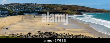 Breites Panoramabild des Strandes von St. Ives Porthmeor. Stockfoto