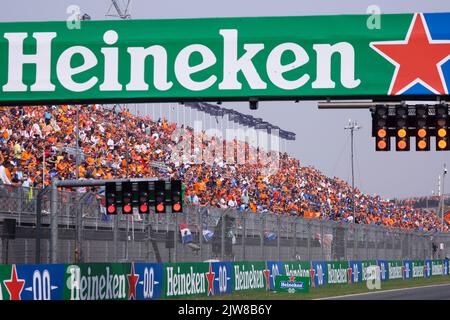 ZANDVOORT, NIEDERLANDE - 4. SEPTEMBER: Zuschauer beim Rennen vor dem Großen Preis der Formel 1 in Cicuit Zandvoort am 4. September 2022 in Zandvoort, Niederlande (Foto: Marcel ter Bals/Orange Picles) Stockfoto