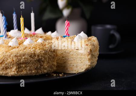 Den ganzen Urlaub Kuchen mit krümeligen Mürbeteig und Mini-Baiser. Geburtstagskuchen mit erloschenen Kerzen. Hausgemachtes Backen. Schwarzer Hintergrund, selec Stockfoto