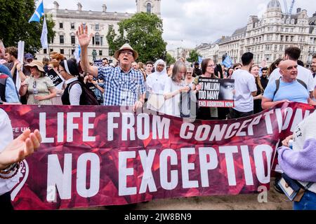 London, Großbritannien. 3. September 2022. Mitglieder von Anti-Abtreibungsgruppen treffen sich auf dem Parliament Square in Westminster nach einem jährlichen „Marsch fürs Leben“ im Zentrum von London. Wahlkämpfer für Abtreibungen versammeln sich auch, um ihre Opposition gegen die Anti-Abtreibungsbewegung zu äußern. Im Bild: Die zentrale Botschaft der Anti-Abtreibungsbefürworter von Life von Conception, Keine Ausnahme bei der Kundgebung zu sehen. Stockfoto