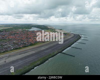 Westkapelle Provinz Zeeland Ufermauer und Küstenlinie Stadt Luftbild. Kleines ehemaliges Fischerdorf an der Nordsee Touristenziel Stockfoto