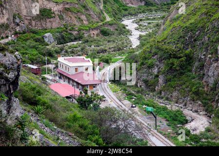 Ein Blick auf den Bahnhof Sibambe von oben in der schönen kleinen Stadt Alausi Ecuador Stockfoto