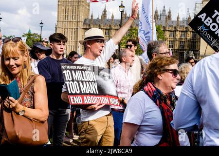 London, Großbritannien. 3. September 2022. Mitglieder von Anti-Abtreibungsgruppen treffen sich auf dem Parliament Square in Westminster nach einem jährlichen „Marsch fürs Leben“ im Zentrum von London. Wahlkämpfer für Abtreibungen versammeln sich auch, um ihre Opposition gegen die Anti-Abtreibungsbewegung zu äußern. Im Bild: Während der Kundgebung werden von Aktivisten Plakate mit Botschaften zur Abtreibungsfeindlichkeit gehalten. Stockfoto