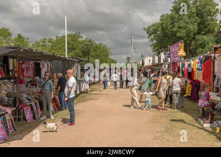 Farbenfroher Straßenmarkt im Wallfahrtsort El Rocio, Huelva, Spanien Stockfoto