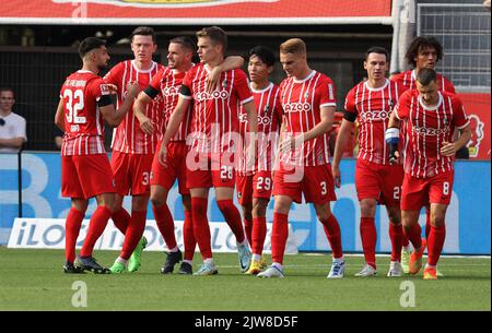 Leverkusen, Deutschland. 03. September 2022. Bundesliga, Matchday 5, Bayer 04 Leverkusen - SC Freiburg, Vincenzo Grifo, Philipp Lienhart, Christian Guenter, Matthias Ginter, Wooyeong Jeong, Nicolas Hoefler, Kiliann Sildillia, Maximilian Eggestein (Freiburg) feiern nach dem Tor. Quelle: Jürgen Schwarz/Alamy Live News Stockfoto