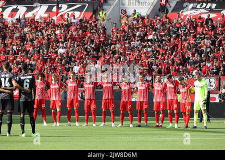 Leverkusen, Deutschland. 03. September 2022. Bundesliga, Matchday 5, Bayer 04 Leverkusen - der SC Freiburg, das Team des SC Freiburg im Gedenken an die Opfer des Angriffs bei den Olympischen Spielen 1972 in München.Quelle: Jürgen Schwarz/Alamy Live News Stockfoto