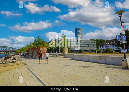 Köln (Kennedy-Ufer), Juli 9. 2022: Wunderschöne rheinpromenade, Hyatt Regency Hotelgebäude, blauer Sommerhimmel, flauschiger weißer Cumulus Sommer Stockfoto