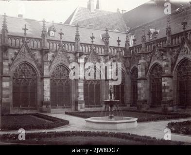 Gesicht im pandhof der Domkerk (Domplein) in Utrecht, mit dem Brunnen in der Mitte mit dem Bild des Kanunnik Hugo Wstinc. Stockfoto