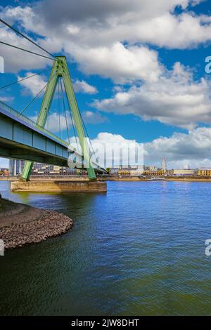 Köln (Severinsbrücke), Deutschland - Juli 9. 2022: Nahaufnahme des Kabels blieb Stahlbrücke über den rhein, Skyline Hintergrund Stockfoto