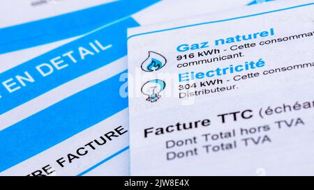 Anstieg der Energiepreise in Frankreich: Nahaufnahme einer französischen Rechnung mit Angaben zum zu zahlenden Erdgas- und Stromverbrauch in kWh Stockfoto