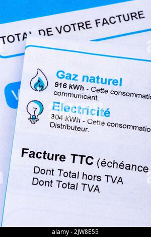 Anstieg der Energiepreise in Frankreich: Nahaufnahme einer französischen Rechnung mit Angaben zum zu zahlenden Erdgas- und Stromverbrauch in kWh Stockfoto