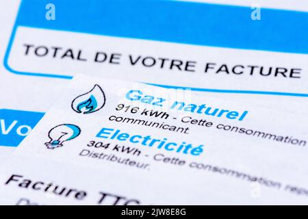 Anstieg der Energiepreise in Frankreich: Nahaufnahme einer französischen Rechnung mit Angaben zum zu zahlenden Erdgas- und Stromverbrauch in kWh Stockfoto