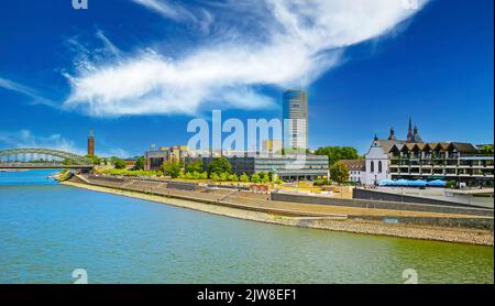 Köln (Kennedy-Ufer, Deutz, Rheinboulevard), Deutschland - Juli 9. 2022: Wunderschöne Skyline, Rhein, Hyatt Regency Hotel, Triangle Tower, Uferpromenade Stockfoto