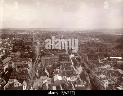 Überblick über den südlichen Teil des Stadtzentrums von Utrecht, vom Domturm aus, von Norden; links die Korte Nieuwstraat und lange Nieuwstraat und rechts die Oudegracht Tolsteegzijde. Stockfoto