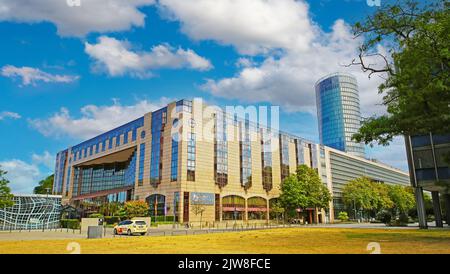 Köln (Deutz), Deutschland - Juli 9. 2022: Modernes hyatt Regency Hotel am rhein, blauer Sommerhimmel, flauschige Wolken, Dreiecksturm Stockfoto