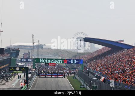 Zandvoort, Niederlande. 04. September 2022. Das Startfeld vor dem Start des Rennens. 04.09.2022. Formel 1 Weltmeisterschaft, Rd 14, Großer Preis Der Niederlande, Zandvoort, Niederlande, Wettkampftag. Bildnachweis sollte lauten: XPB/Press Association Images. Quelle: XPB Images Ltd/Alamy Live News Stockfoto