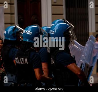 Cagliari, Sardinien, Italien: SEP 22 2022: Italienische Polizeisoldaten mit Riot-Schilden in Cagliari stehen vor Sicherheit Stockfoto