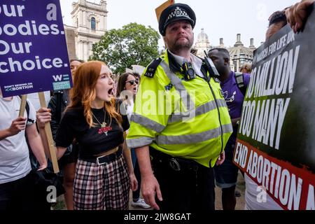 London, Großbritannien. 3. September 2022. Mitglieder von Anti-Abtreibungsgruppen treffen sich auf dem Parliament Square in Westminster nach einem jährlichen „Marsch fürs Leben“ im Zentrum von London. Wahlkämpfer für Abtreibungen versammeln sich auch, um ihre Opposition gegen die Anti-Abtreibungsbewegung zu äußern. Im Bild: Anti-Abtreibung und Wahlkämpfer stehen sich nach Kundgebungen auf dem Parliament Square in London gegenüber. Stockfoto