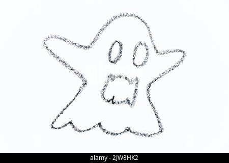 Schwarze Ölpastell-Handzeichnung in fliegender Geisterform auf weißem Papierhintergrund Stockfoto