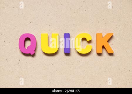 Farbe Alphabet Buchstaben in Wort schnell auf Holz Hintergrund Stockfoto