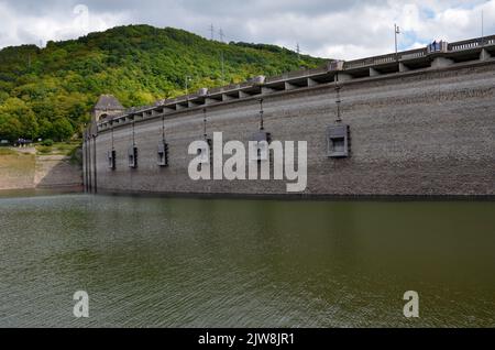 Staudamm am Edersee bei Ebbe, mit grünen Bergen im Hintergrund Stockfoto