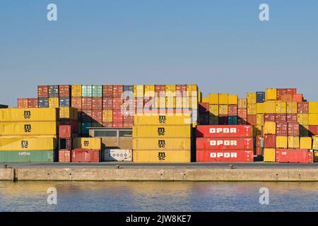 Antwerpen, Belgien - August 2022: Schiffscontainer auf dem Hafen in den Docks der Stadt gestapelt Stockfoto