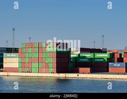 Antwerpen, Belgien - August 2022: Schiffscontainer auf dem Hafen in den Docks der Stadt gestapelt Stockfoto