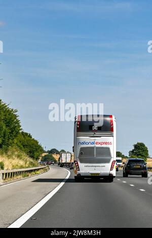 Swindon, England, Großbritannien - 2022. August: Rückansicht eines National Express Intercity-Expressbusses auf der Autobahn M4 Stockfoto