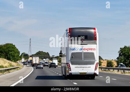 Swindon, England, Großbritannien - 2022. August: Rückansicht eines National Express Intercity-Expressbusses auf der Autobahn M4 Stockfoto