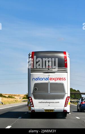 Swindon, England, Großbritannien - 2022. August: Rückansicht eines National Express Intercity-Expressbusses auf der Autobahn M4 Stockfoto