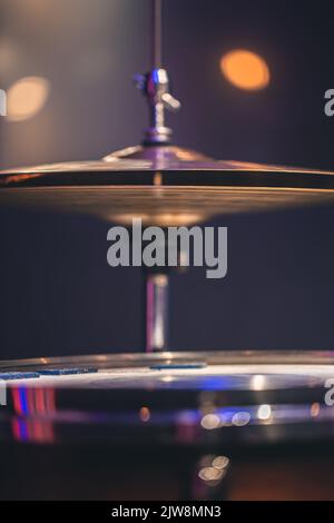 Nahaufnahme, Teil eines Drum-Kits auf unscharfem Hintergrund. Stockfoto