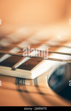 Saiten auf einer klassischen Akustikgitarre, Makroaufnahme. Stockfoto